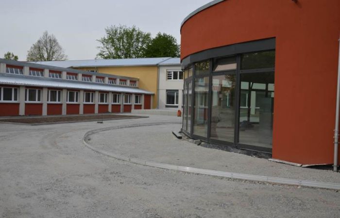 20200430 Neubau-Schule-12 Blick Cafeteria und PavillonC