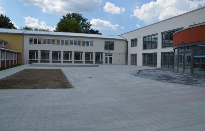 20200622 Neubau-Schule 05 Blick-Bühne-Bibliothek
